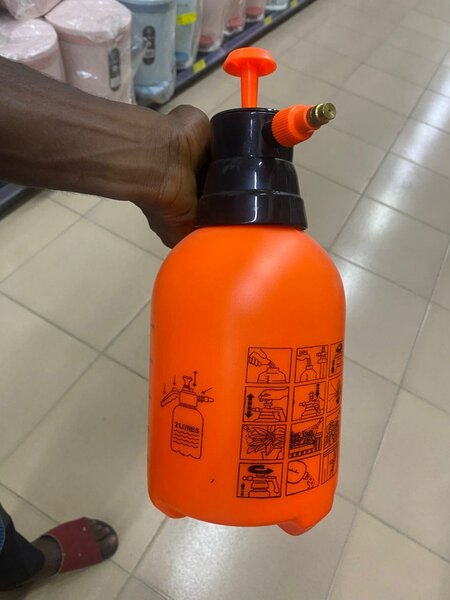 Spraying water can