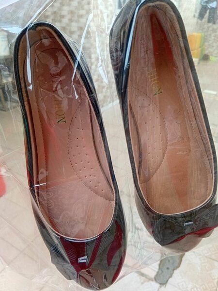 Sneakers en dentelle rouge tendance