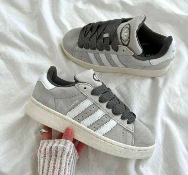 Baskets en daim gris tendance