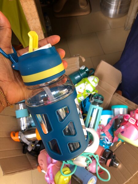Bouteille d'eau en plastique avec paille