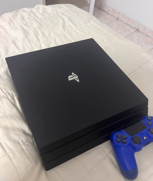 ps4 PRO 1 Tera + 3jeux offerts + 1manette