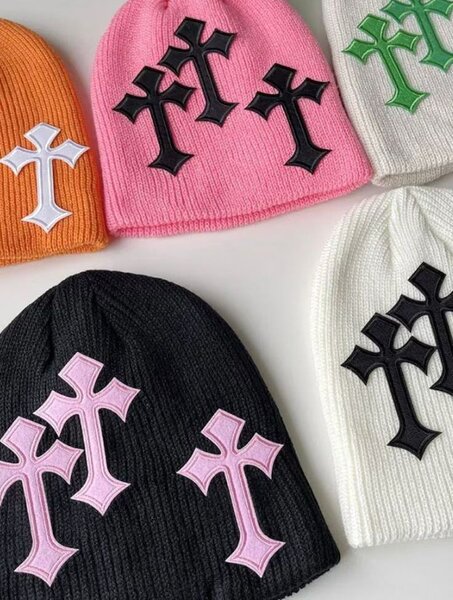 Bonnets en tricot avec croix