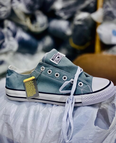 Baskets bleues en toile classique