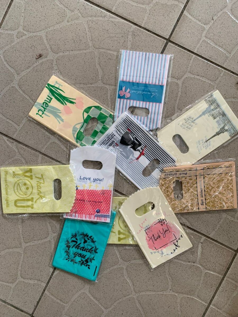 Ensemble de sacs plastiques colorés