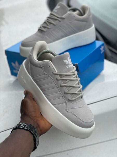 Nouvelles Adidas (neuves et authentiques)