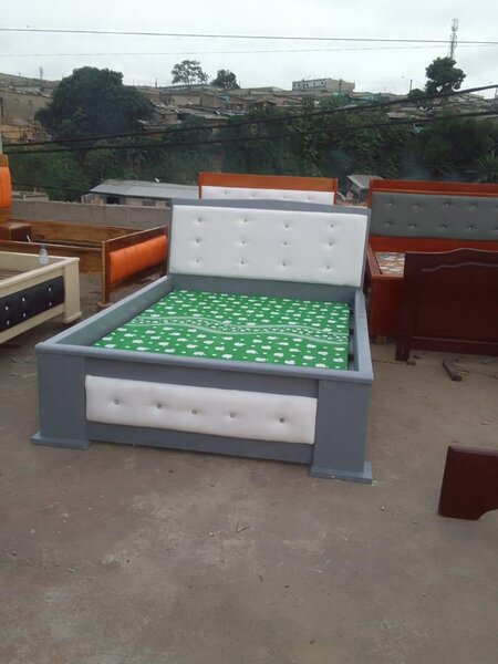 Lit en bois moderne