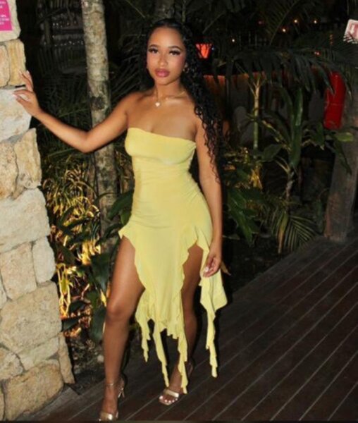 Robe élégante jaune fendue