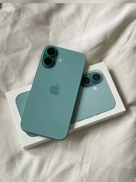 iPhone 16 simple