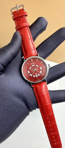 Montres élégante en cuir casi0