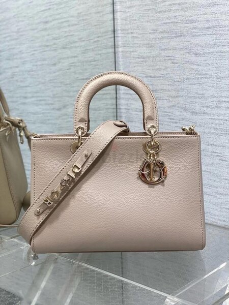 Christian Dior. Disponible en plusieurs couleurs