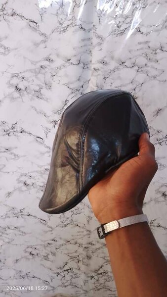 Casquette plate cuir chic