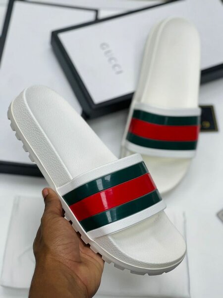 Claquettes blanches élégantes