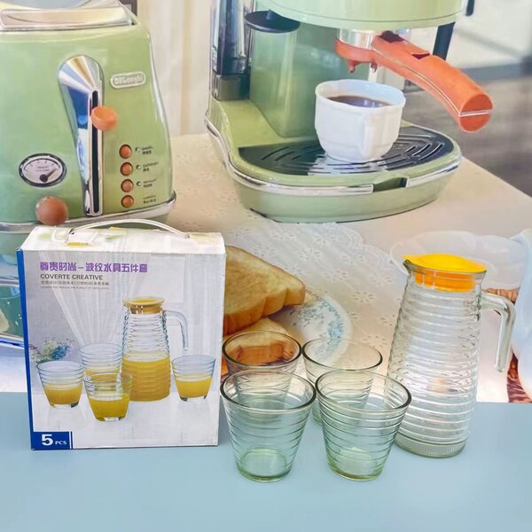 Carafe en verre avec verres