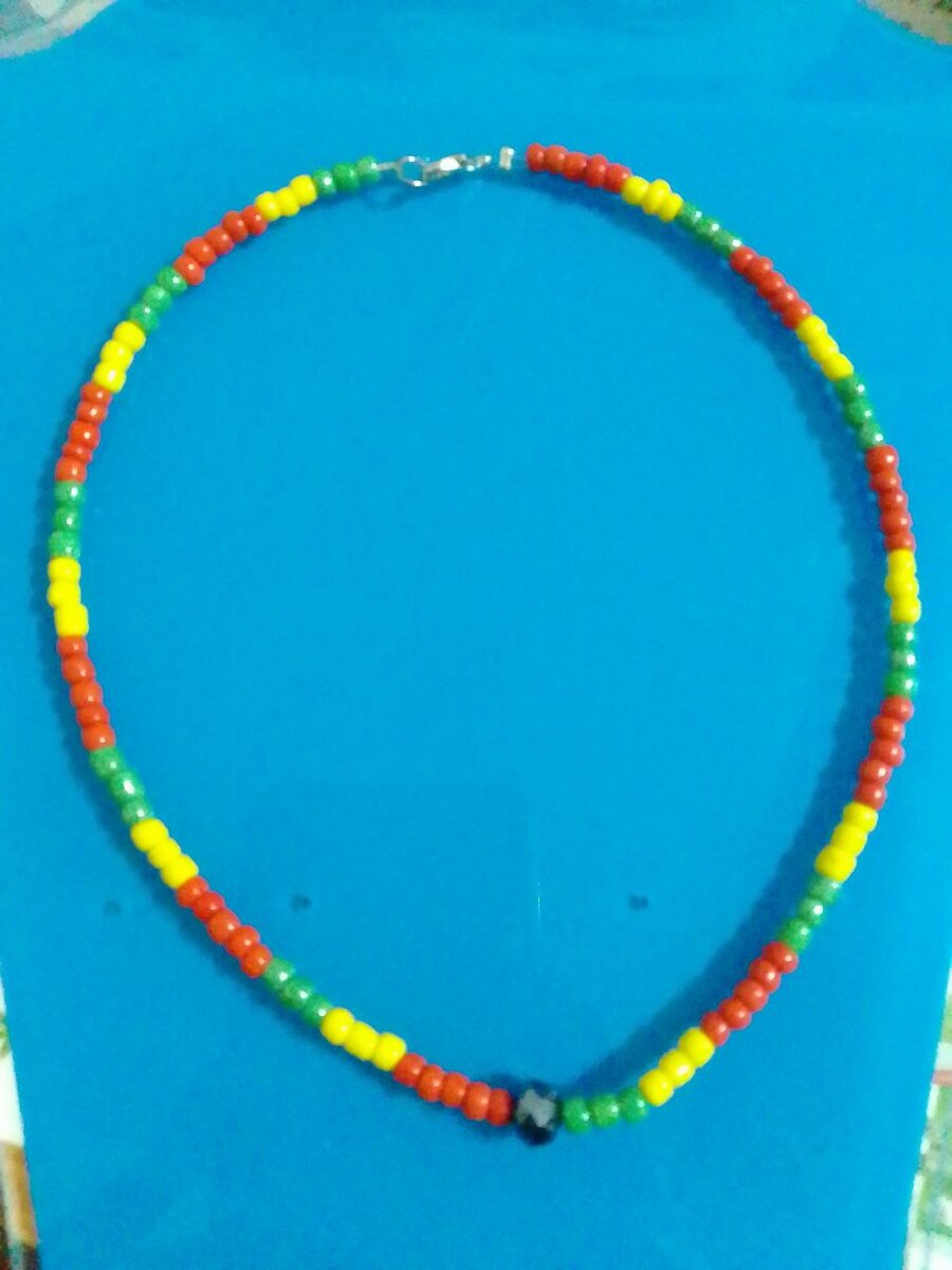 Collier ras-du-cou coloré