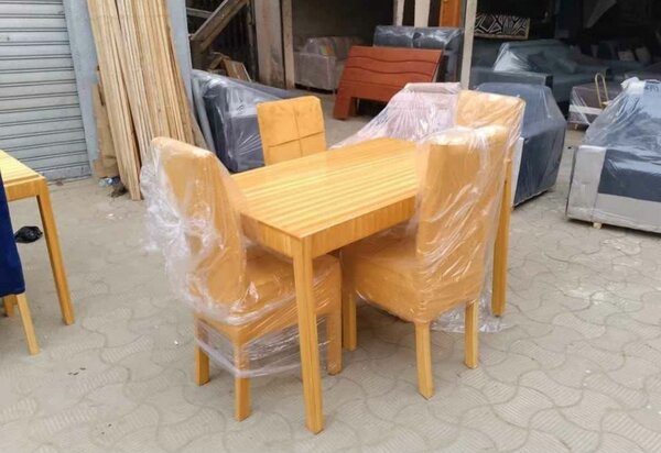 Table et chaises en bois moderne