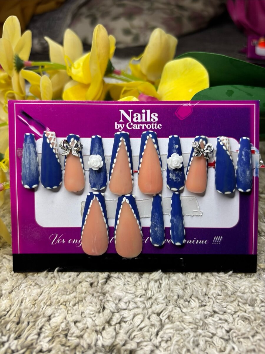 Ongles Faux Bleu et Nude