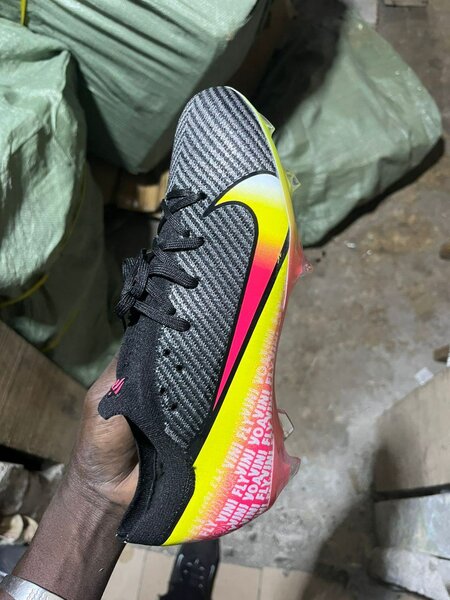 Chaussures de football modernes
