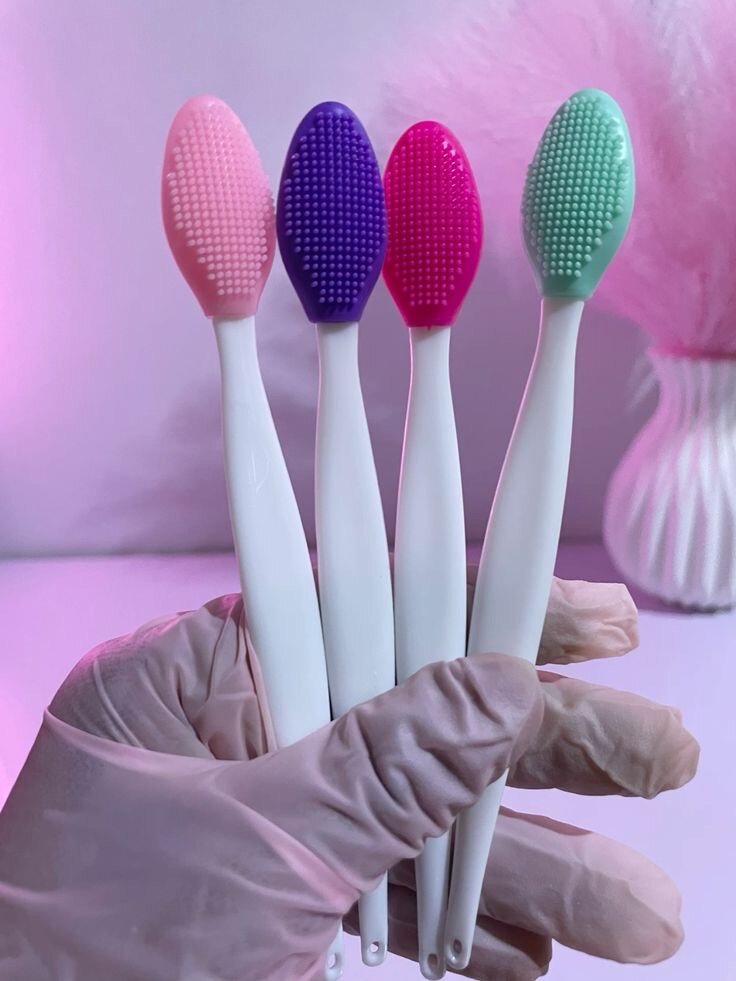 Lip brush