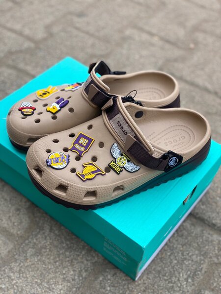 Crocs avec stickers