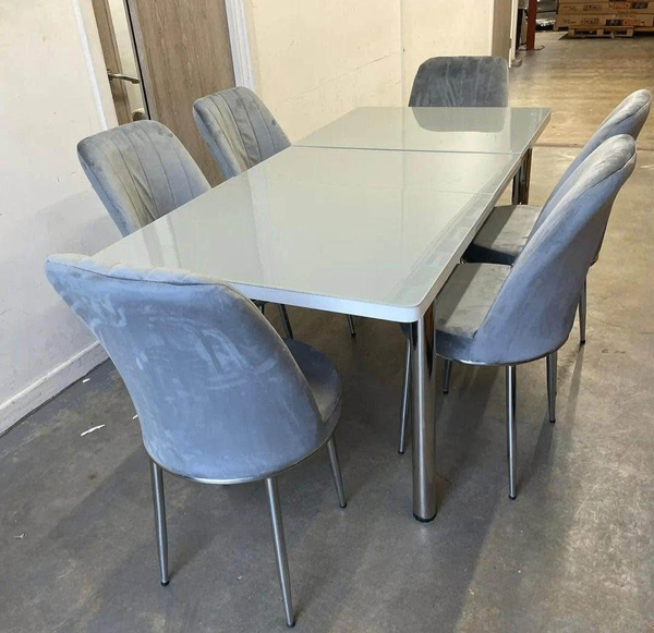 Table à manger moderne avec chaises