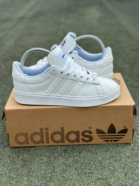 Chez Niamke adidas