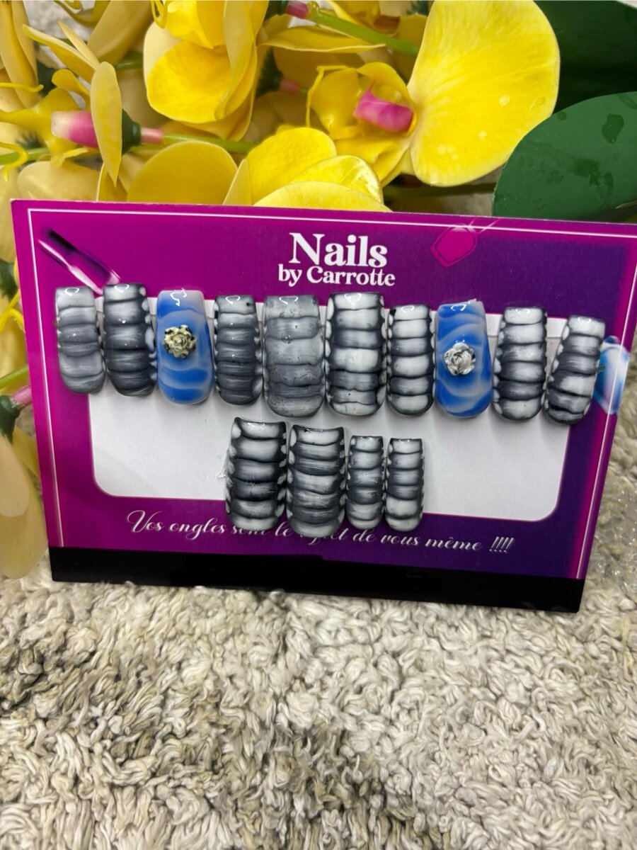 Faux Ongles Chic Gris Carrotte
