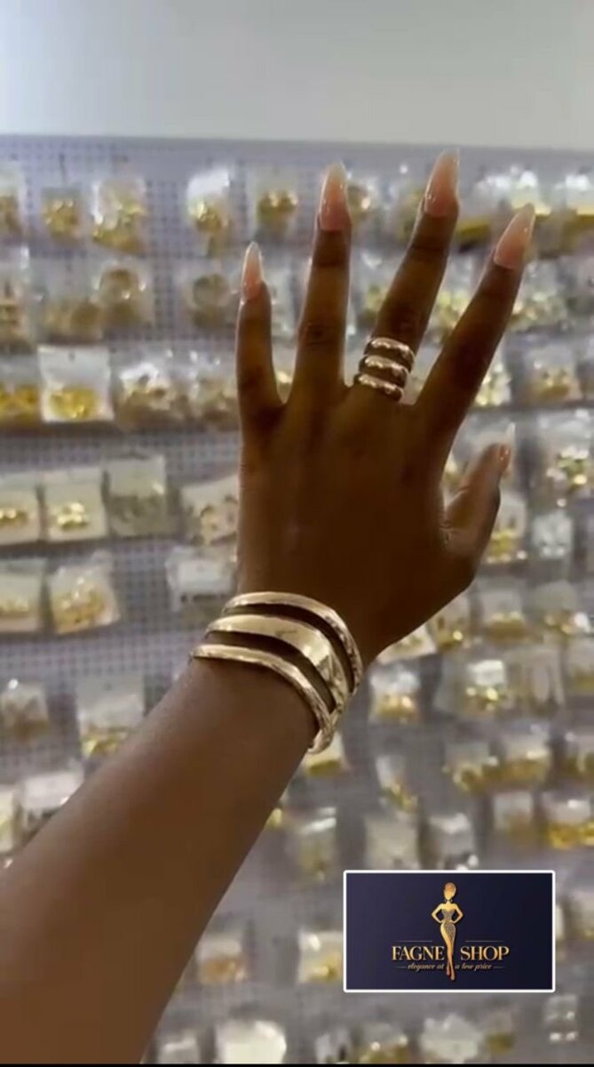 Bague et bracelet dorés élégants