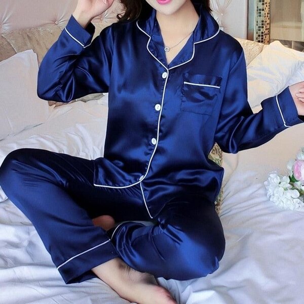 Pyjama en satin bleu chic