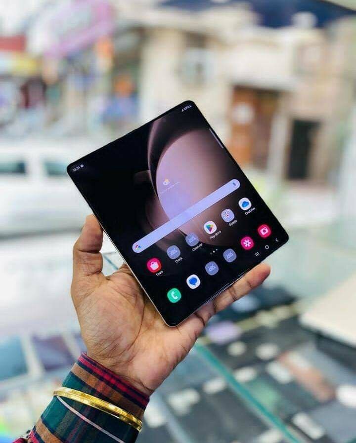Samsung fold3 capacité 256gigas ram12 casi neuf