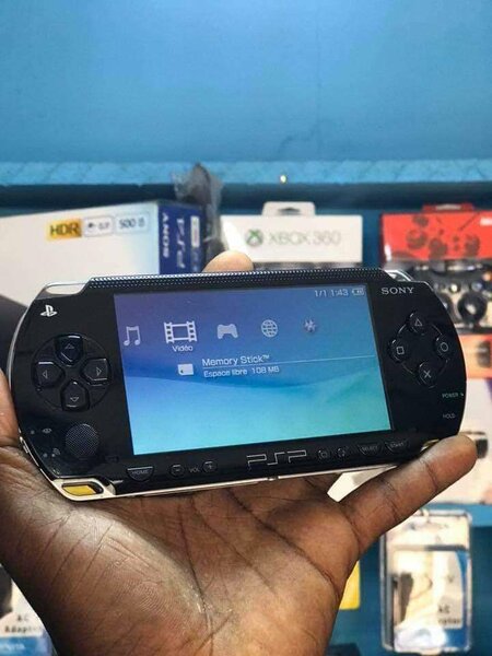 PSP QUASI NEUF AVEC 30JEUX INSTALLÉ