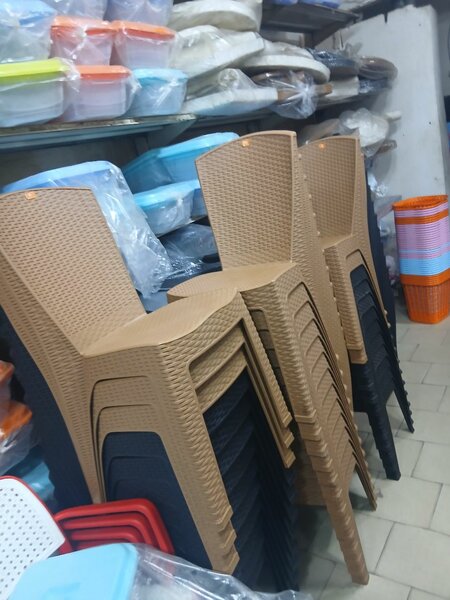 Chaise en plastique de très bo