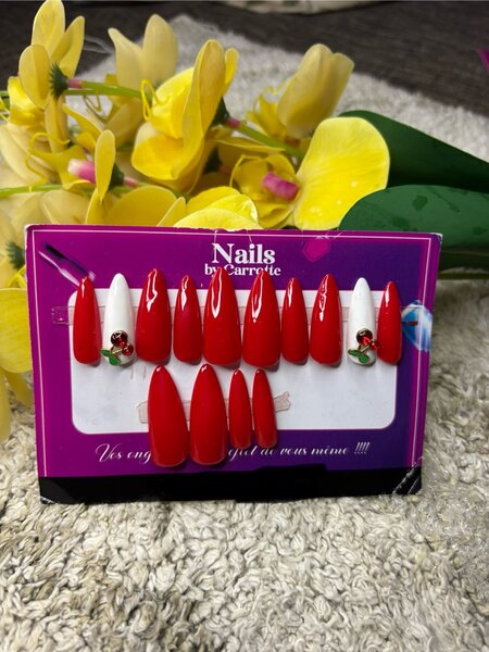 Ongles rouges autocollants