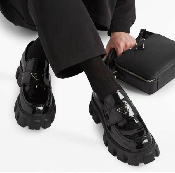Solid classic shoes