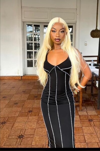 Robe noire à bandes blanches
