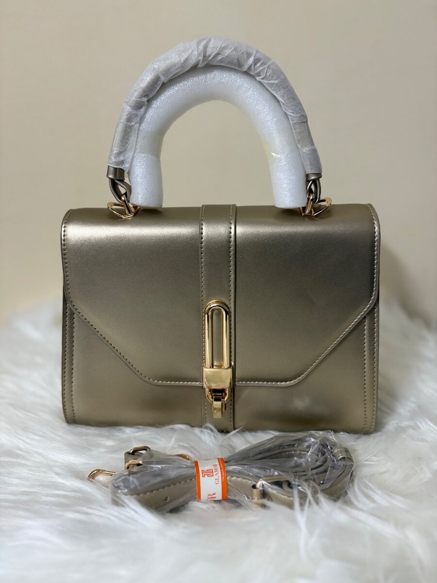 Sac à main élégant doré