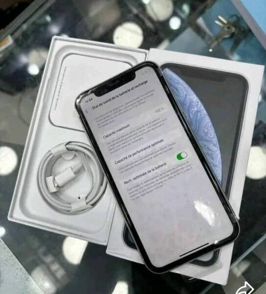 Smartphone Apple avec accessoires