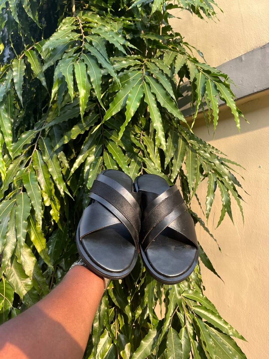 Sandales croisées en cuir noir