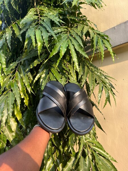 Sandales croisées en cuir noir