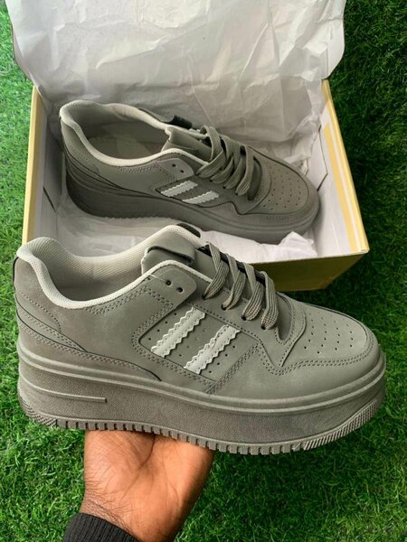 Ladies sneakers