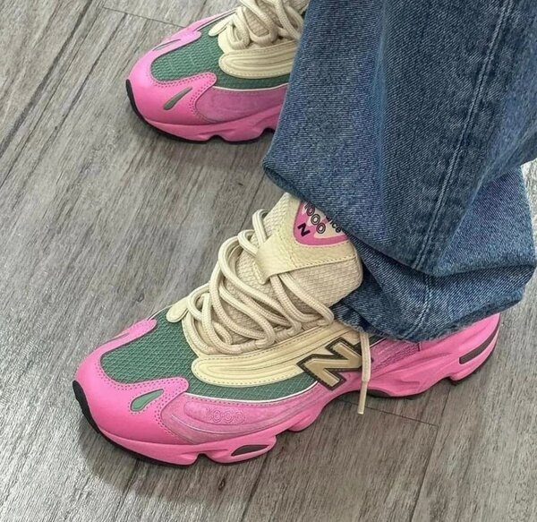 SNEAKERS