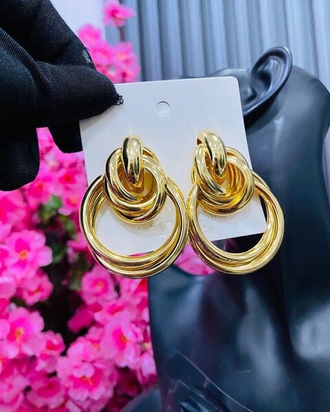 Boucles d'oreilles dorées élégantes