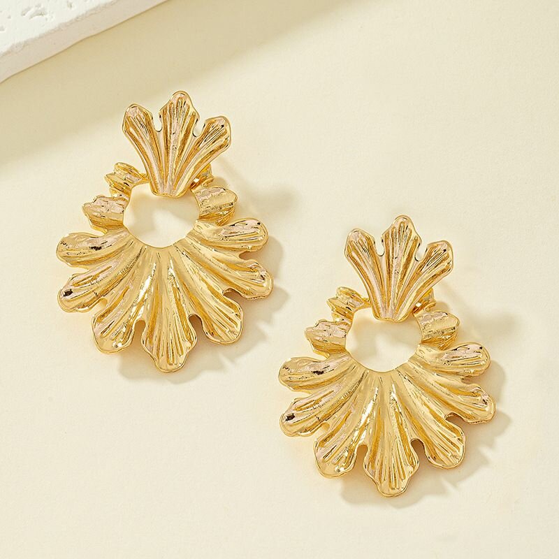 Boucles classiques dorées