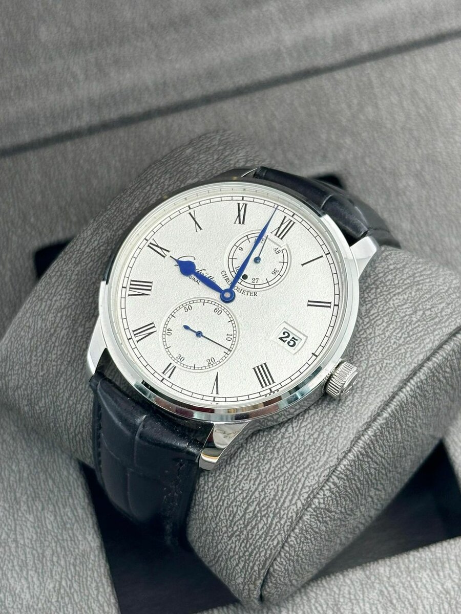 Montre élégante en cuir noir