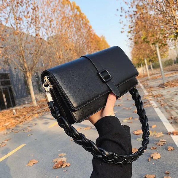 Sac à main-embrayage noir.