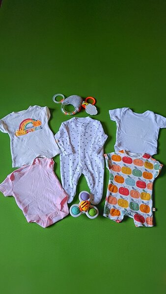 Lot de vêtements bébés