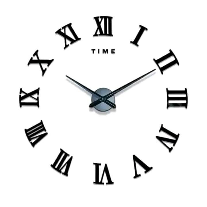 Horloge murale disponible dans un format plus grand avec un diamètre d'un mètre vingt, Horloge murale à chiffres romains au style minimaliste