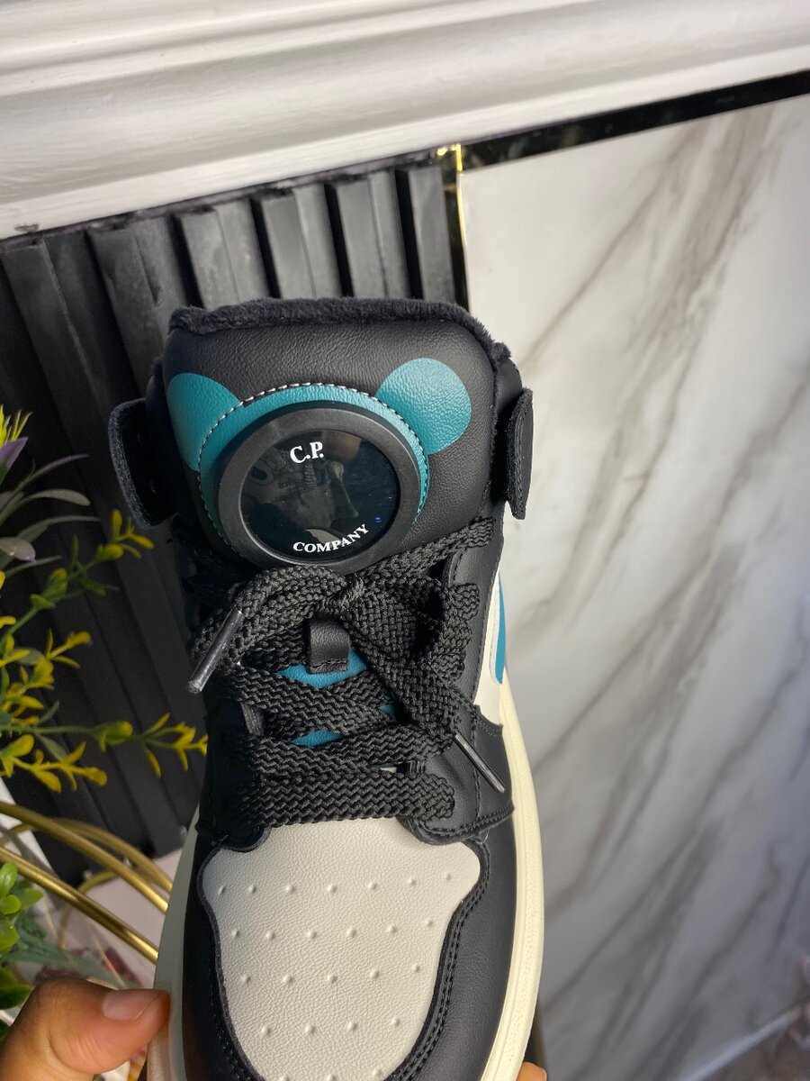 Kids sneakers