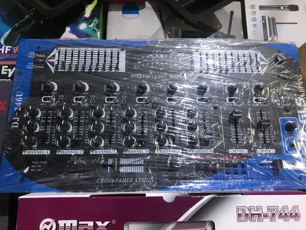 DJ mixer