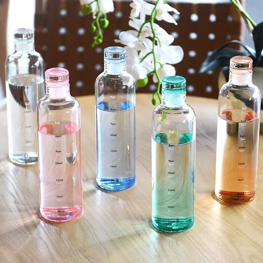 Bouteille d'eau graduée colorée