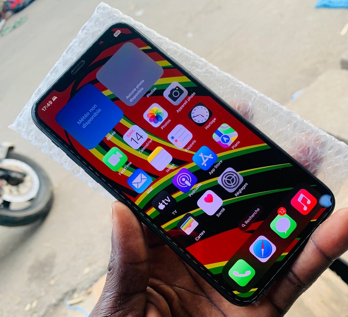 Smartphone moderne avec triple caméra